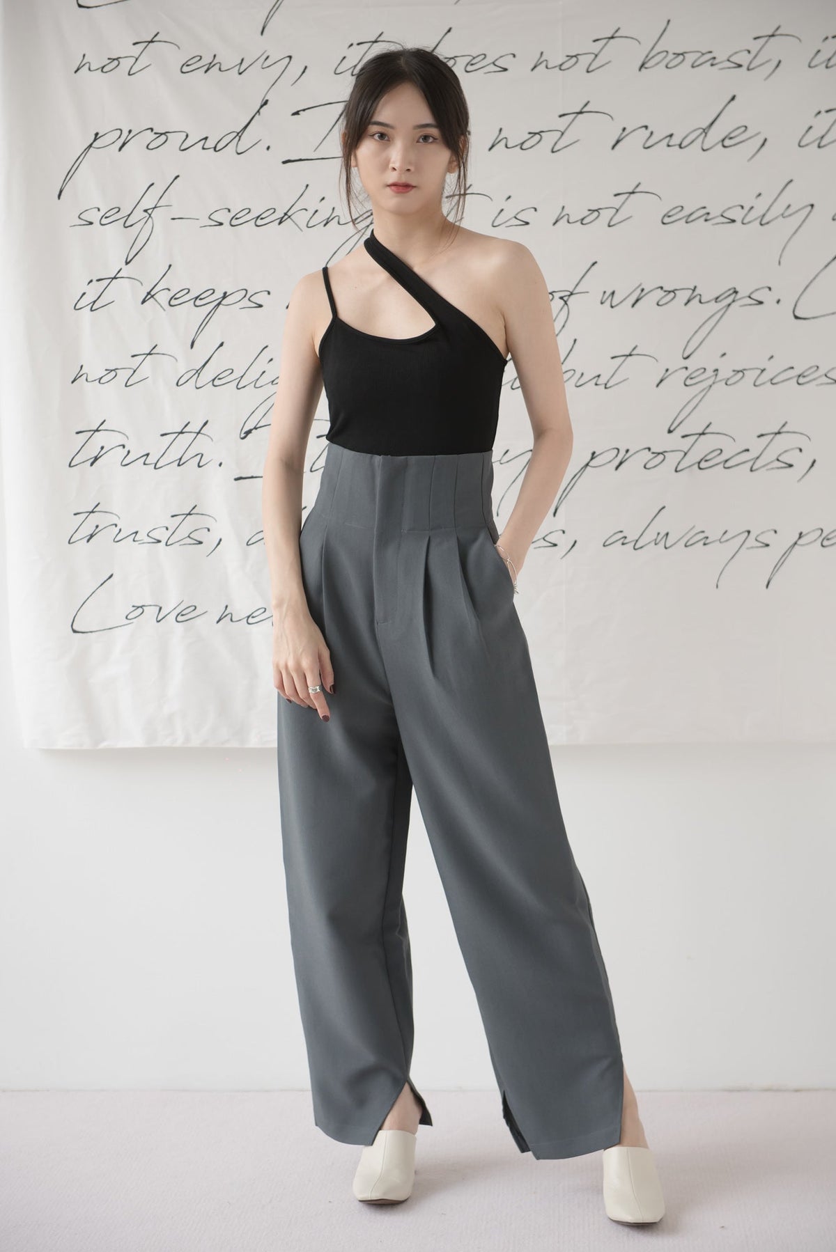 High-waisted wide-legged trousers in dark grey