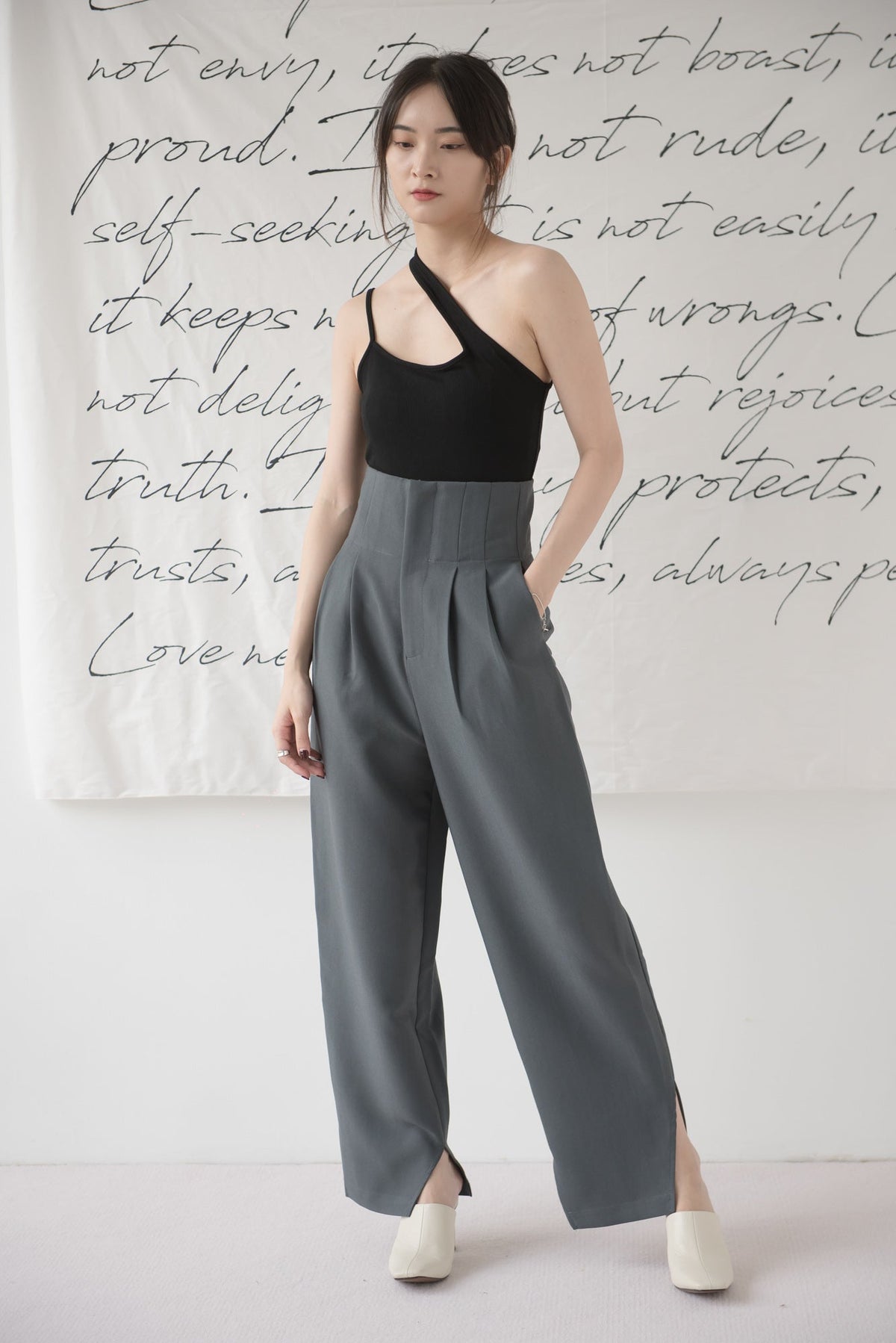 High-waisted wide-legged trousers in dark grey